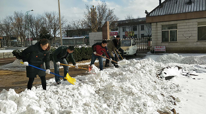雪后，蓝牙装备义工队在为敬老院扫雪
